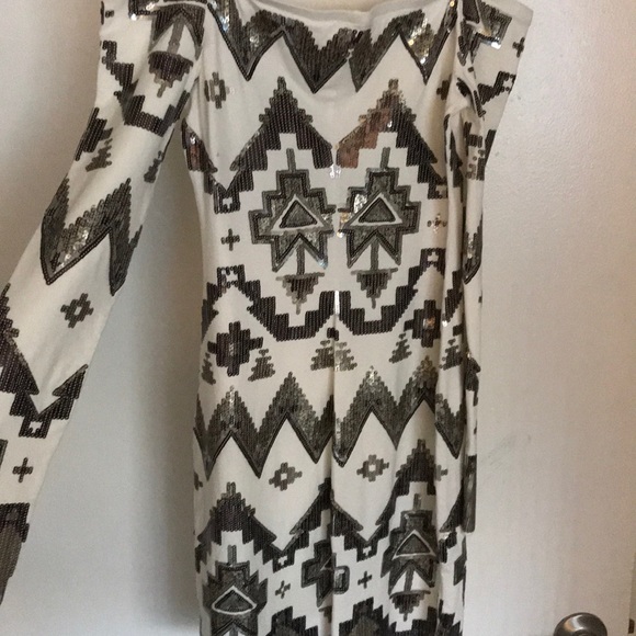 Off shoulder Tribal print sequence - Picture 4 of 6